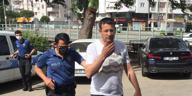 Öğretmen husumetli olduğu komşusunu bacağından vurdu