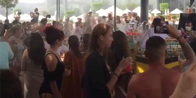 Antalya'da, otelde hınca hınç 'korona' partisi