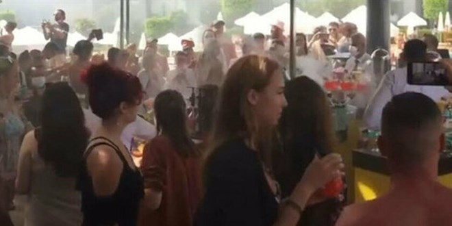 Antalya'da 'pes' dedirten grnt: Otelde hnca hn korona partisi