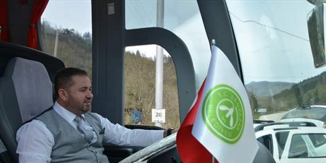 İlçenin ilk belediye otobüsüne şoför bulunamayınca direksiyona Başkan geçti