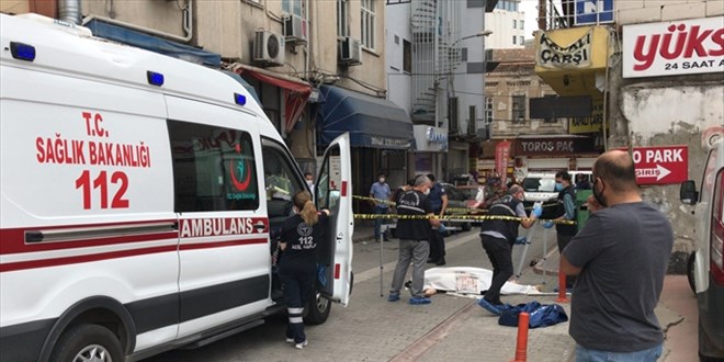 9 katlı binanın çatısından düşen kadın hayatını kaybetti