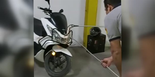 Direksiyon kısmına giren engerek yılanı itfaiye ekiplerince çıkarıldı
