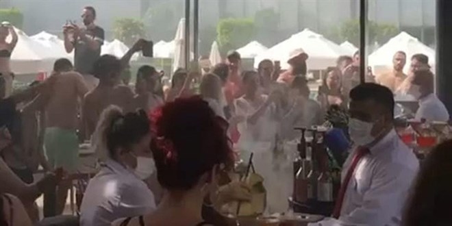 Antalya'da Covid19 tedbirlerine uymayan otelin faaliyetine son verildi