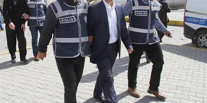 Görevdeki memur, 'adalet mahrem yapılanması'ndan yakalandı