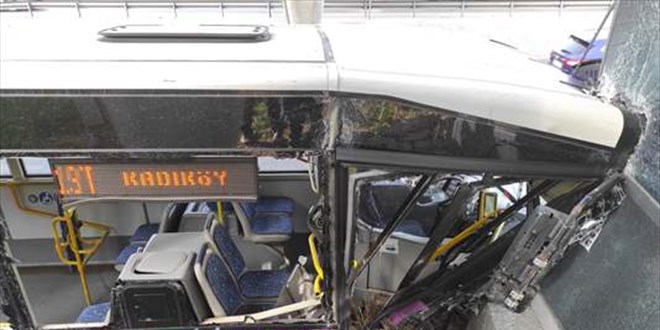 Kad�k�y'de �st ge�idin asans�r�ne �arpan otob�ste 1 yolcu yaraland�