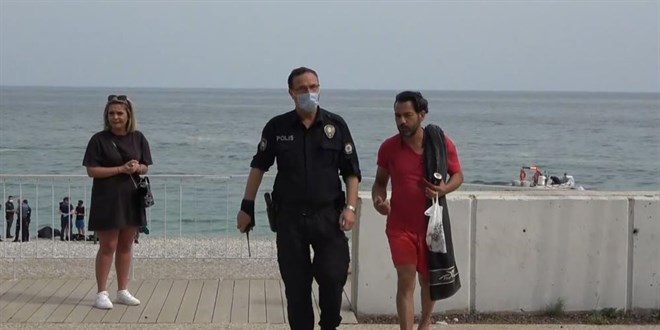 4 bin TL ceza yiyince polislerin elini öpmek istedi
