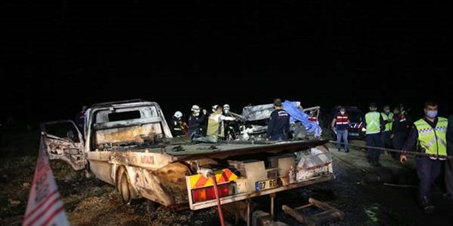 ekici ile kamyonet arpt, 2 kii yanarak hayatn kaybetti