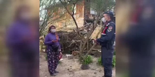 Malzeme getiren jandarma personeline türkü ile teşekkür etti
