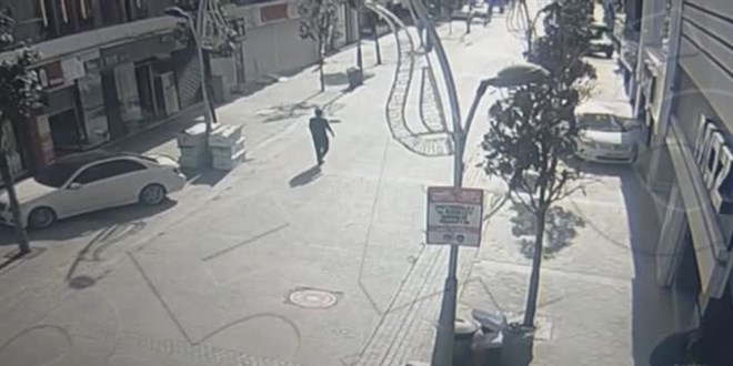 Polisin ya�l� kad�na yard�m etmesi g�venlik kameralar�na yans�d�