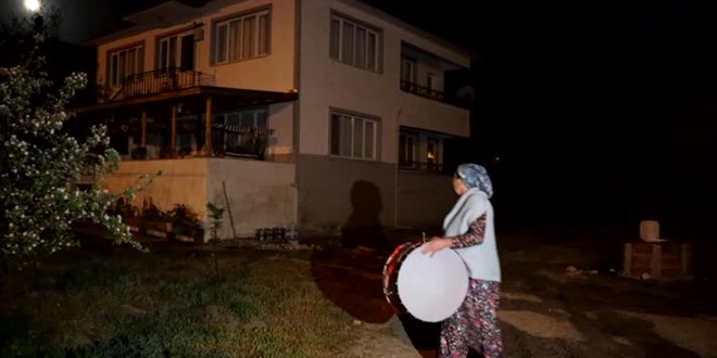 Köyün 'davulcu ablası' manileriyle sahura uyandırıyor