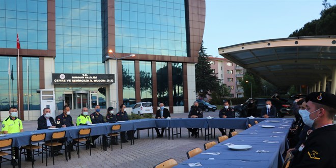 Jandarma ekibi iftarını uygulama noktasında yaptı