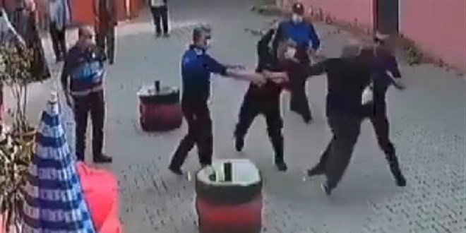Esnaf ve zabıta kavga etti; 1 zabıta bıçakla yaralandı