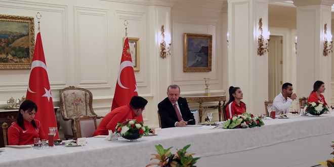 Cumhurbakan Erdoan, milli sporcularla iftar yapt