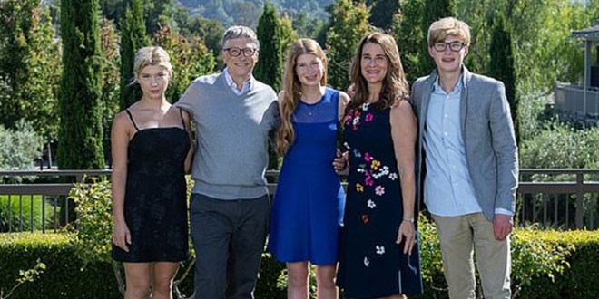 Bill Gates eşi Melinda'ya 1.8 milyar dolarlık hisse aktardı
