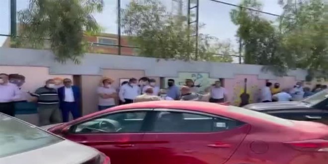 Kerkük'teki FETÖ'ye ait okulda veliler kalitesiz eğitim ve yüksek ücretleri protesto etti