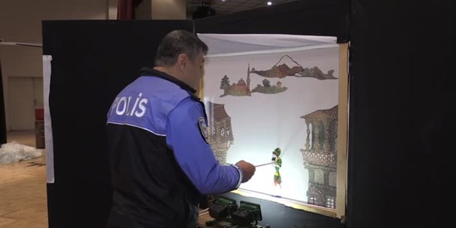20 yıllık polis memuru, çocukların gönlüne gölge oyunuyla ulaşıyor