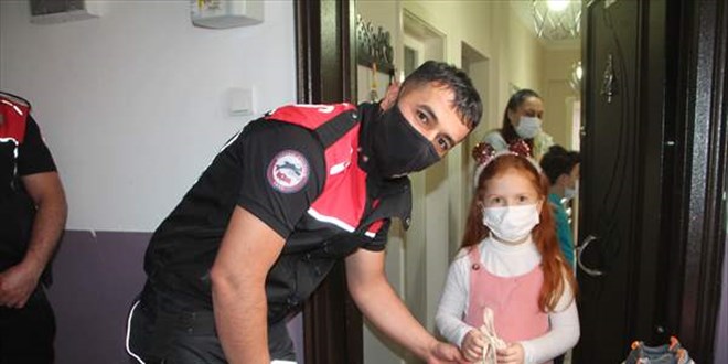 Amasya'da polis ve öğretmenler kapı kapı gezerek çocuklara bayram hediyesi dağıttı