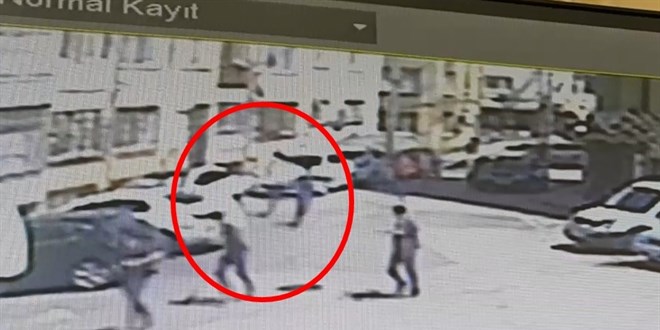 Sokakta yürüyen gençlere silahlı saldırı: 2 kişinin vurulduğu anlar kamerada