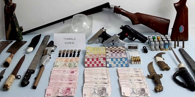 Köy evinin bahçesindeki çadırda kumar oynayan 26 kişi yakalandı