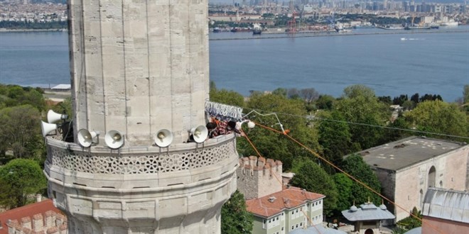 Ayasofya Camii'ne 87 yıl sonra ilk mahya asıldı