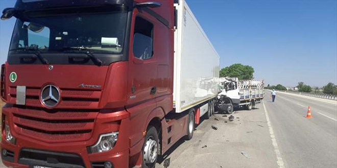 Karaman'da tırın dorsesine çarpan kamyonetin sürücüsü öldü