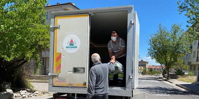 Belediye üreticilerden aldığı sebzeyi vatandaşa dağıttı