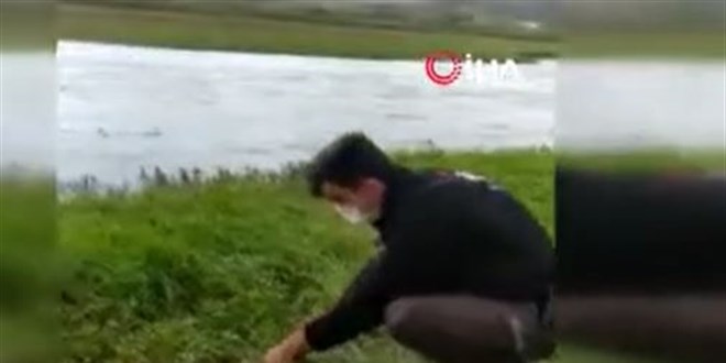 Polis memurunun balıkları kurtarmak için zamanla yarışı