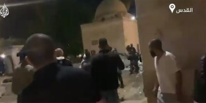 Polis, Mescid-i Aksa'ya girerek ses bombalarıyla cemaate saldırdı