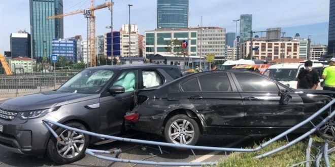 11 aracın karıştığı akılalmaz kaza kamerada: 4 yaralı