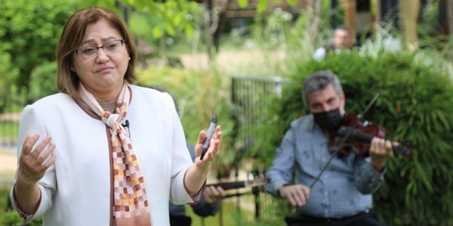 Fatma Şahin anneler için şiir okurken gözyaşlarını tutamadı