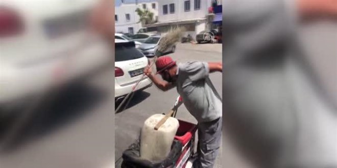 Süpürgesiyle akrobatik hareketler yapan temizlik işçisi gülümsetiyor