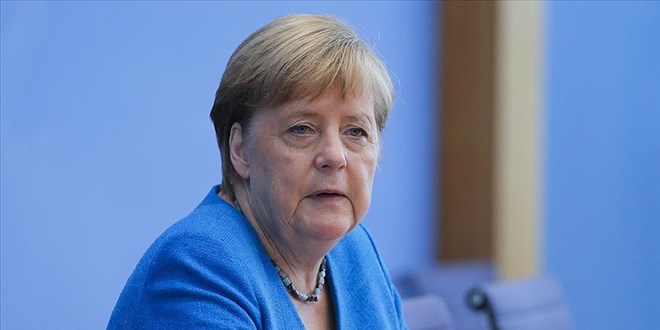 Merkel: Almanya'da üçüncü dalgayı kırmış görünüyoruz