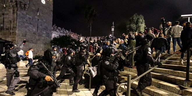 İsrail polisi bu sefer de sabah namazından çıkanlara saldırdı