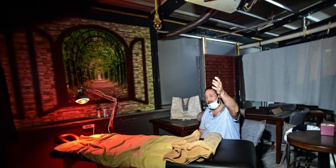 Polis gördüğüne şaşırdı: Kafe ortasında fizyoterapist muayene