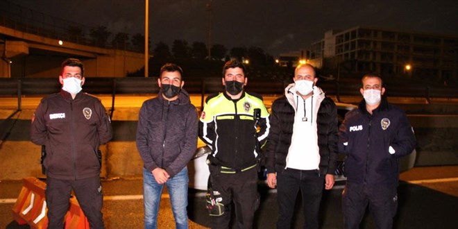 Polis, iftar sofrasını yolda kalan kamyoncularla paylaştı