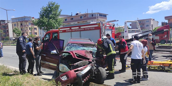 Otomobil, polis kontrol noktasnda 2 araca arpt: 6 yaral