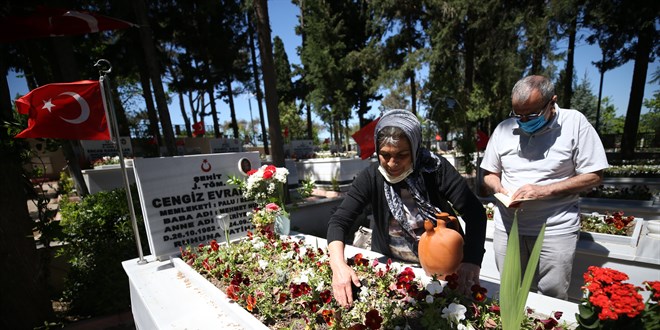 Şehit ailesini özel izinle oğullarının mezarına götürüldü