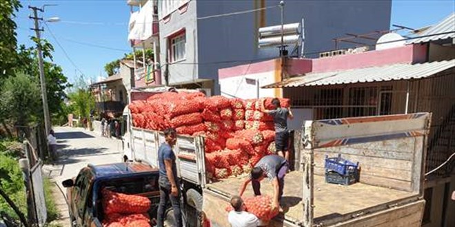 Osmaniye'de hayırsever esnaf, vatandaşlara 100 ton patates ve soğan dağıttı