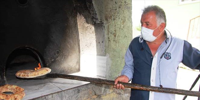 Amasya'da köy muhtarı tam kapanmada köylüler için ekmek pişiriyor