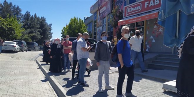 Kısıtlamaya rağmen bayram öncesi çikolata ve şeker kuyruğu