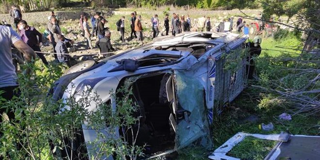 Bingöl'de köy minibüsü şarampole devrildi: 15 yaralı