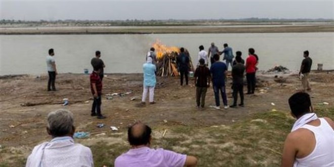 Odun bulamadıkları için yakılmadan Ganj nehrine bırakılan koronalı cesetler var