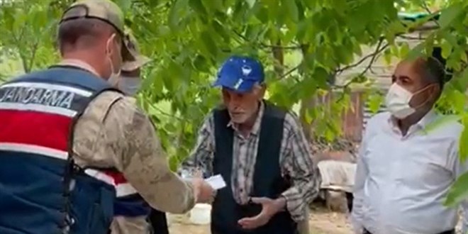 Maaşını çalanları yakalayan jandarmaya harçlık vermek istedi