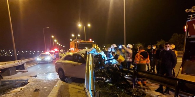 Bariyerlere saplanan otomobil sürücüsü hayatını kaybetti