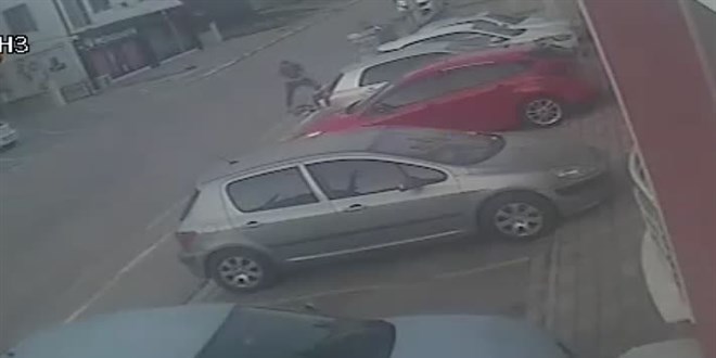 Eşini sopayla döven adamın görüntülerini kamera kaydetti