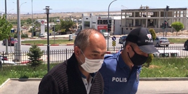 Ölü köpeği otomobile bağlayarak sürükleyen kişi gözaltına alındı