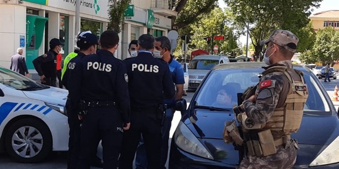 Tartıştığı polisi çekti, gözaltına alındı