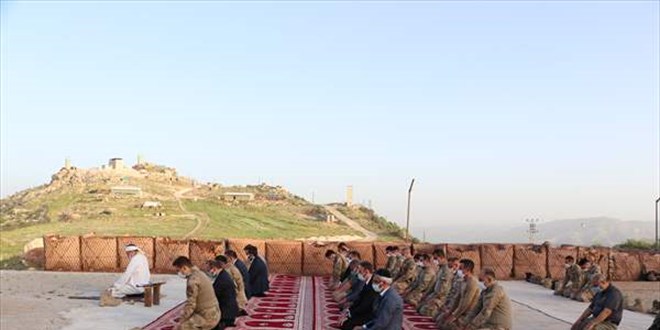 Siirt'te terörle mücadelede görevli askerler, bayram namazını üs bölgesinde kıldı