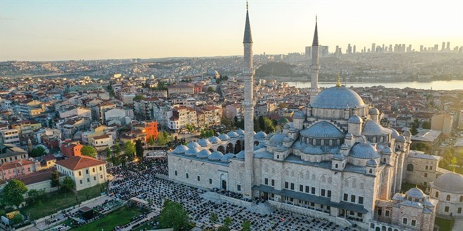 Sosyal mesafe ve maskeli bayram namazı