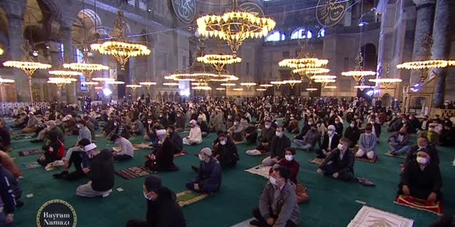 Ayasofya Camii'nde 87 yıl sonra ilk Ramazan Bayramı namazı kılındı